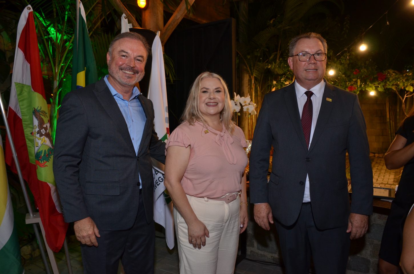 Rinaldo Luiz de Araújo, vic-presidente da Facisc Regional Vale, Debora Celine Bergamaschi dos Santos, Presidente da ACIN e Elson Otto, presidente da Facisc